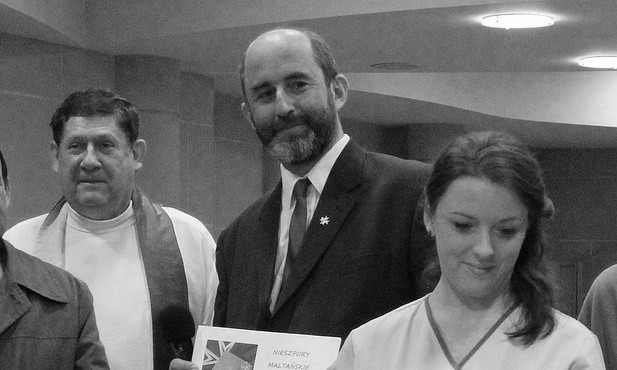 Stanisław Gdula (w środku) podczas pierwszych nieszporów maltańskich w kaplicy bielskiego Szpitala Wojewódzkiego, w 2014 r.