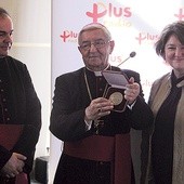 ▲	Abp Sławoj Leszek Głódź otrzymał pamiątkowy medal z okazji 25-lecia Radia Plus.