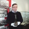 ▲	Dr hab. Janusz Trupinda prezentuje oryginalną pamiątkę  po gedanistach − statuetkę zdobytą w trakcie I Igrzysk Sportowych Polaków z Zagranicy, które w sierpniu 1934 r. odbyły się w Warszawie.