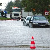 ▲	Zalana została również ulica Fromborska, choć nie leży w pobliżu Kumieli. Tutaj zawiodły systemy odprowadzania wody po opadach.