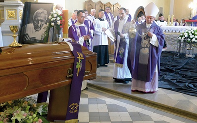 ►	Ceremonię pogrzebową poprowadził bp Henryk Tomasik.