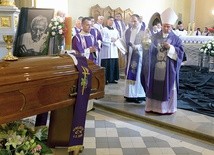 ►	Ceremonię pogrzebową poprowadził bp Henryk Tomasik.