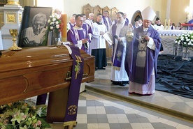 ►	Ceremonię pogrzebową poprowadził bp Henryk Tomasik.