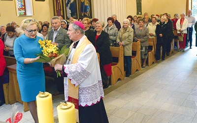 ▲	Kwiaty dla ordynariusza były wyrazem wdzięczności za wsparcie dla wszystkich prac diecezjalnej Caritas.