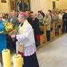 ▲	Kwiaty dla ordynariusza były wyrazem wdzięczności za wsparcie dla wszystkich prac diecezjalnej Caritas.
