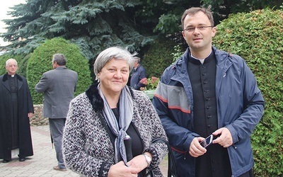 ▲	Ks. Wojciech Wojtyła i Wanda Balcerzak, dbająca, aby nie zaginęła pamięć o nauczycielach, którzy oddawali życie w imię Boga, ojczyzny i oświaty.