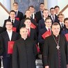 Kandydaci na kapłanów z bp. Romanem Pindlem i ks. Sławomirem Kołatą.