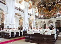 ▲	Kapłani tak mocno związani z Maryją nie mogli nie odwiedzić Matki Pana królującej w Krzeszowie. 