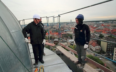 ▲	Abp Wiktor Skworc  i ks. proboszcz Łukasz Gaweł na samym  szczycie katedry.