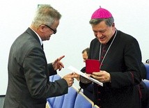 ▲	Metropolita wrocławski abp Józef Kupny odbiera pamiątkowy medal.