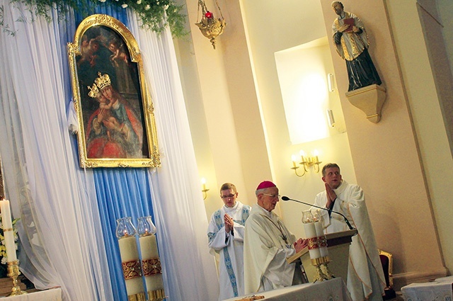 Bp Jan Wieczorek przewodniczył modlitwie  i rekoronował obraz.