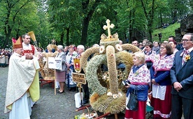 ▲	Biskup Paweł Stobrawa poświęcił wieńce żniwne, dary i ucałował przyniesiony mu chleb.