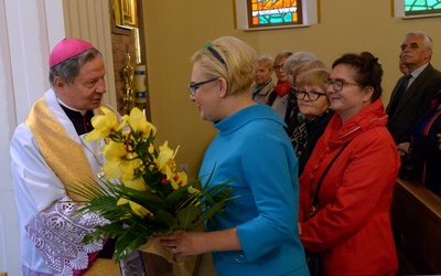Kwiaty dla ordynariusza były wyrazem wdzięczności za wsparcie dla wszystkich prac diecezjalnej Caritas