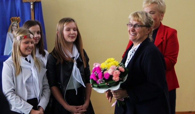  Uczniowie podarowali bukiet kwiatów swojej nauczycielce Zofii Granat