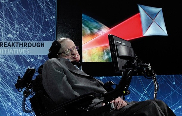 Stephen Hawking (ur. 1942), brytyjski astrofizyk, kosmolog, fizyk teoretyk.