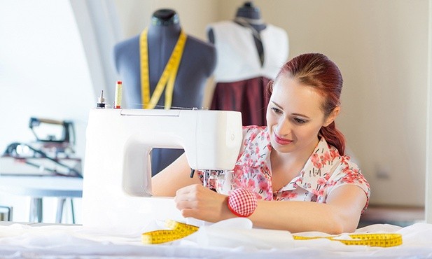 Dla mam chcących wrócić  do aktywności zawodowej  po odchowaniu dzieci Fundusze Europejskie oferują środki  na założenie własnej firmy.