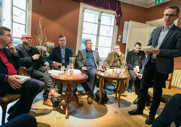 Spotkanie wokół antologii „Konstelacja Topoi. Wybór tekstów krytycznych” w Dworku Sierakowskich.