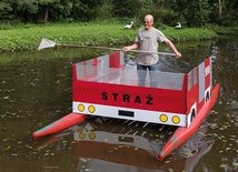 – Strażakiem jest się przez całe życie – mówi Zbyszek Michalak.  Będąc już na emeryturze, zrobił sobie prywatny, pływający wóz strażacki.