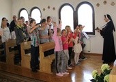 Dzieci chętnie śpiewają razem z s. Sylwią Kaźmierczak