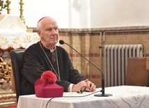 Po Mszy św. biskup usiadł przy stole i wygłosił katechezę. 