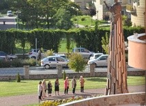 Kilka osób spontanicznie zebrało się przy pomniku św. Jana Pawła II, obok kościoła bł. Karoliny w Tarnowie