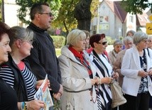 Ponad 30 osób odmawiało Koronkę do Bożego Miłosierdzia pod kłodzkim Zakładem Karnym