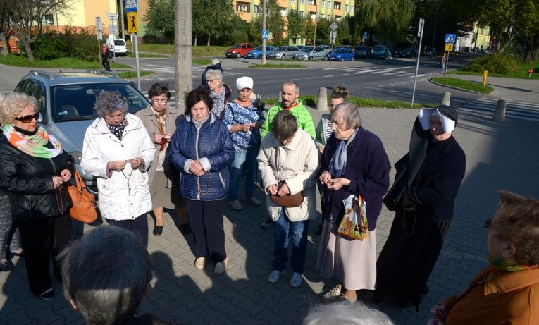 Koronkę do Bożego Miłosierdzia na os. XV-lecia w Radomiu z wiernymi odmawiają siostry ze Zgromadzenia Sióstr Matki Bożej Miłosierdzia