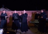Członkowie zespołu z ks. Andrzejem Jędrzejewskim (przy mikrofonie), proboszczem parafii św. Stefana w Radomiu