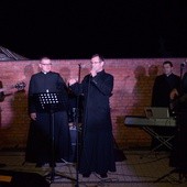 Członkowie zespołu z ks. Andrzejem Jędrzejewskim (przy mikrofonie), proboszczem parafii św. Stefana w Radomiu