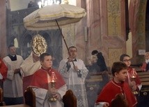 W czasie procesji kończącej liturgiczne obchodu wspomnienia św. Wacława użyto umbraculum.