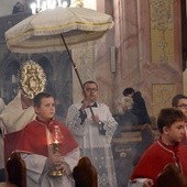 W czasie procesji kończącej liturgiczne obchodu wspomnienia św. Wacława użyto umbraculum.