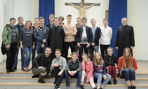 Zespół kursu Alpha w parafii św. Stanisława w Andrychowie ze swoimi duszpasterzami 
