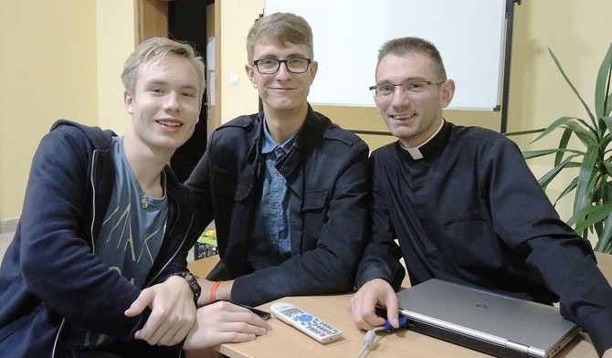 Ks. Adam Wandzel z Gabrielem Golenią (z lewej) i Szymonem Trzepaczką (w środku) - z zespołu Alphy w Andrychowie