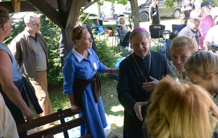 Ekipę filmową, która kręciła sceny na trasie pieszej pielgrzymki na Jasną Górę, odwiedził bp Henryk Tomasik