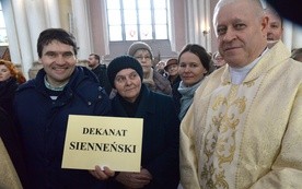 Przedstawiciele dekanatu sienneńskiego odbierają różaniec i świecę na Jerycho Różańcowe