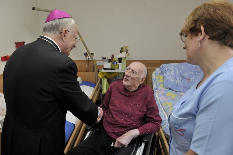 Odwiedziny abp. Marka Jędraszewskiego w Ośrodku Caritas w Zatorze