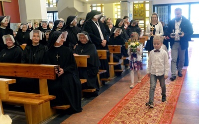 W procesji z darami szli rodzice i podopieczni radomskich Sióstr MB Miłosierdzia