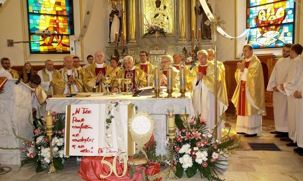 W tym roku parafianie z Porąbki świętowali z duszpasterzami jubileusz 50-lecia ks. Eugeniusza Nycza