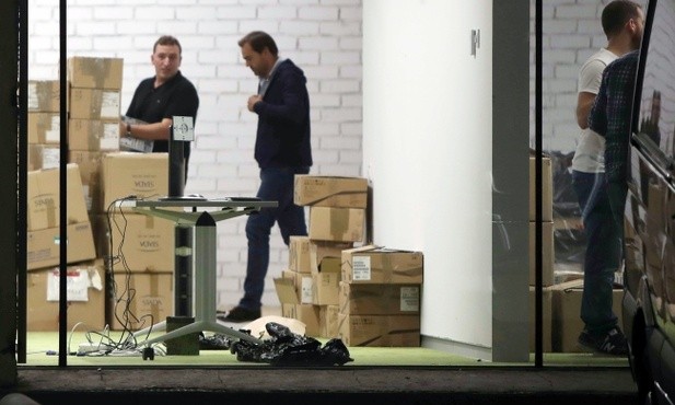 Referendum w Katalonii: Ludzie blokują lokale wyborcze, by zapobiec działaniom policji