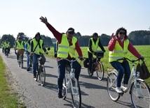 Prawie 70 osób pojechało rowerami do sankuarium w Domaniewicach
