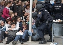 Trwa referendum w Katalonii; policja konfiskuje urny i karty wyborcze