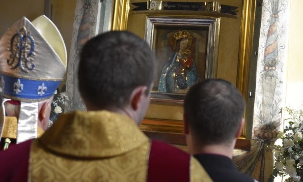 Biskup po homilii odsłonił ukoronowany fresk Matki Bożej Miłosierdzia