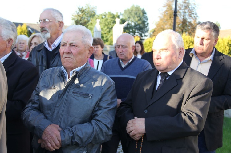 Procesja różańcowa w Borzęcinie