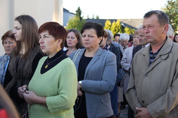 Procesja różańcowa w Borzęcinie