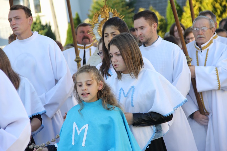 Procesja różańcowa w Borzęcinie