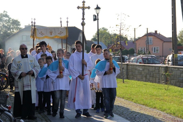 Procesja różańcowa w Borzęcinie