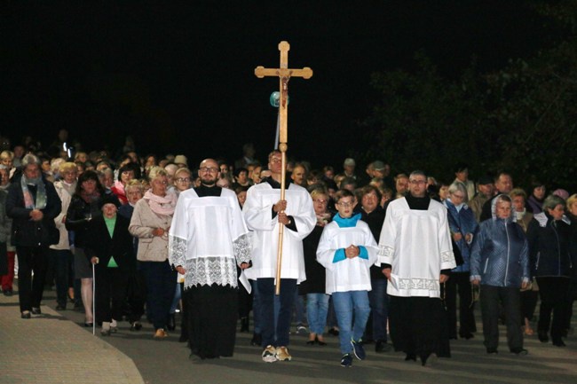 Różańcowa procesja w parafii Matki Odkupiciela