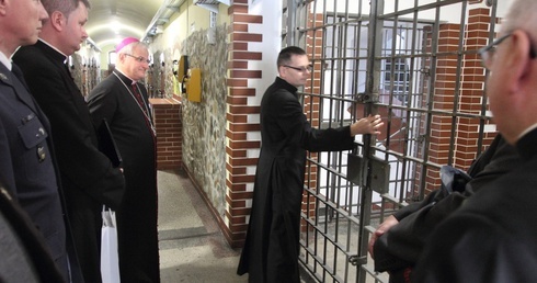 Otwierają drzwi w areszcie