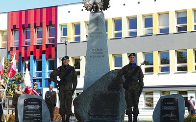 Uroczystości odbyły się przy pomniku Polskiego Państwa Podziemnego na skwerze Rotmistrza Witolda Pileckiego.