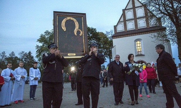 W Stanisławowie napełnili wodą stągwie